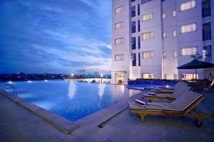 Bazén v ubytování ASTON Pluit Hotel & Residence nebo v jeho okolí
