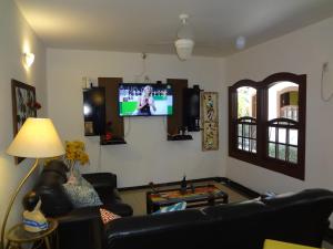 TV a/nebo společenská místnost v ubytování Pousada Doce Paraty