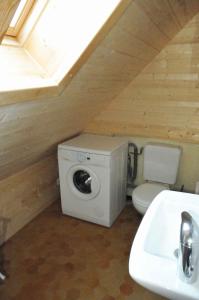 une salle de bains avec lave-linge et lavabo dans l'établissement Duplex Le Yéti 16 Station Thollon les Mémises, à Thollon-les-Mémises