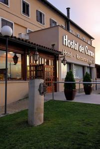 un edificio con un hospital para perros y un hotel en Hotel del Carme en Vilagrasa