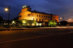 um edifício com um sinal em cima dele à noite em Hotel del Carme em Vilagrasa