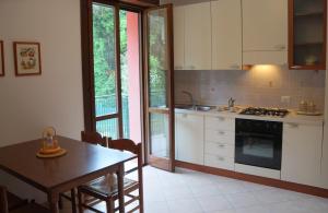 kuchnia ze stołem i jadalnią w obiekcie Residence Corallo w mieście Rosolina Mare