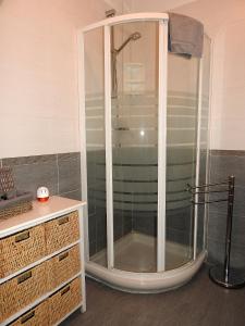 een badkamer met een glazen douchecabine bij Villa Emma in Ospedaletti