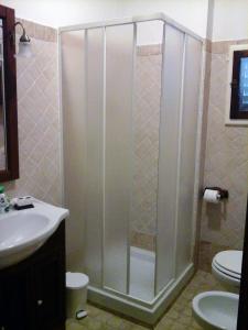 La salle de bains est pourvue d'une douche, de toilettes et d'un lavabo. dans l'établissement Agriturismo Frigionaia, à Carmignano