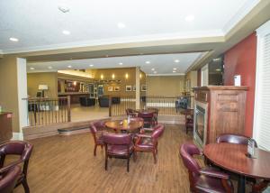 um restaurante com mesas e cadeiras num quarto em Lakeview Inns & Suites - Edson Airport West em Edson