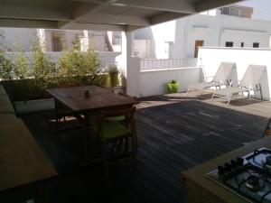 滨海波利尼亚诺Dimora Dioniso的阳台上配有桌椅的露台