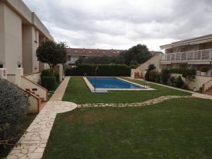 a yard with a swimming pool in a house at Apartamento en Vinaros in Vinarós