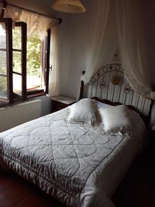 En eller flere senger på et rom på Mansion Theodora