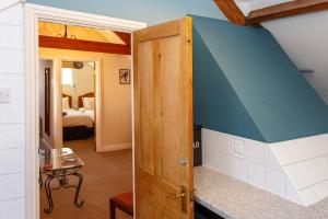 ein kleines Zimmer mit einer blau-weißen Wand in der Unterkunft The Hay Loft in Sedgefield
