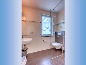Ένα μπάνιο στο Haus Werder Wohnung 2 mit Kamin
