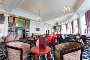 En restaurant eller et spisested på The Royal Albion Seafront Hotel