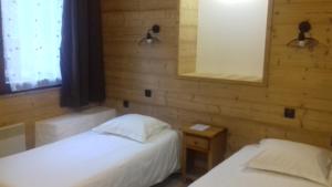 Llit o llits en una habitació de Hotel des Marquisats