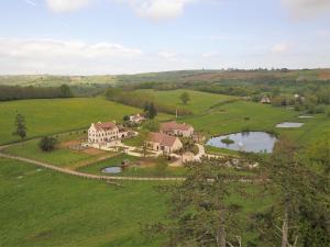 una vista aerea di una grande casa in un campo di Domaine de Rymska & Spa - Relais & Châteaux a Saint-Jean-de-Trézy