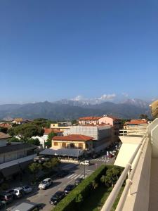Nespecifikovaný výhled na hory nebo výhled na hory při pohledu z hotelu
