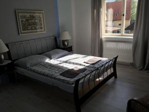 1 cama en un dormitorio con ventana en Ubytování u Hořejších na statku en Křemže