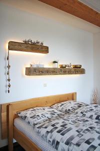 Ehem. Sächsisch-Bayrischer Hof في Pöhl: غرفة نوم مع سرير ورف على الحائط