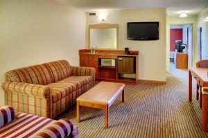 a living room with a couch and a tv at Lakeview Gimli Resort in Gimli