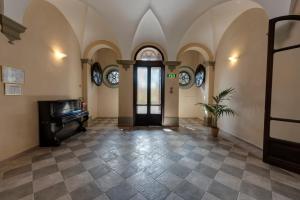 een lege kamer met een deur en een piano bij Villa La Stella in Florence