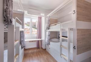 Ein Etagenbett oder Etagenbetten in einem Zimmer der Unterkunft Goodmorning Solo Traveller Hostel
