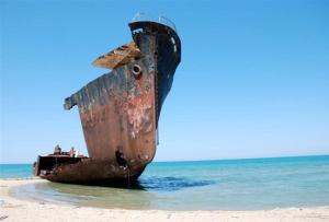 an old ship sitting on the beach at Casale Villa Giulia in Lesina