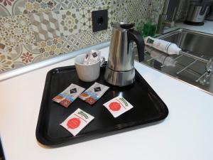 Příslušenství pro přípravu čaje a kávy v ubytování Living Sevilla Apartments Hércules