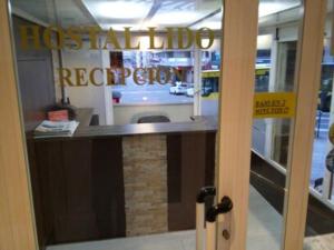 オウレンセにあるHostal Lidoのホテルのフロントデスクの表示