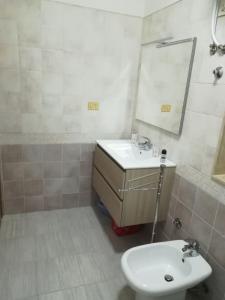 シラクーサにあるLa casa di Evaのバスルーム(洗面台、トイレ、鏡付)