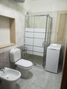 シラクーサにあるLa casa di Evaのバスルーム(トイレ、シャワー、シンク付)