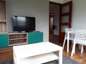 アルテイショにあるBarrañán Arena Apartamentosのリビングルーム(テレビ、白いテーブル付)