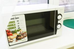 a microwave oven with a picture of food at СелимВсех на Университетский in Yekaterinburg