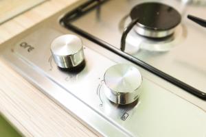 a stove top with pots and pans on it at СелимВсех на Университетский in Yekaterinburg