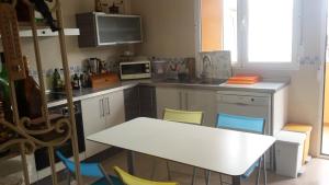 a small kitchen with a white table and chairs at La Cuesta Blanca in Valdeganga