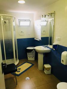 ein Bad mit einem Waschbecken und einer Dusche in der Unterkunft Pensión la Estación in Nubledo