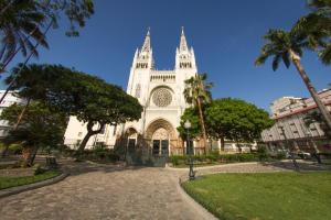 eine große weiße Kathedrale mit Palmen davor in der Unterkunft Unipark by Oro Verde Hotels in Guayaquil