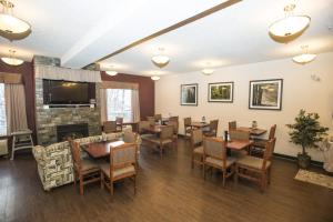 A restaurant or other place to eat at Lakeview Inns & Suites - Chetwynd