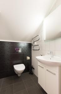 La salle de bains est pourvue de toilettes blanches et d'un lavabo. dans l'établissement Cottage "Rådjuret", à Finström