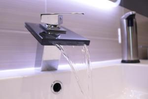 um lavatório com água a sair de uma torneira em Le Torri dell'acqua em Palermo mais 37 fotografias