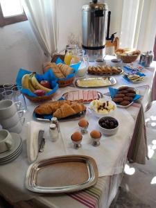 een tafel met een buffet met eten erop bij Hotel Angeliki in Iraion
