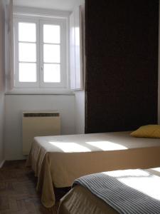 Katil atau katil-katil dalam bilik di ribeira dos marinheiros amarelo