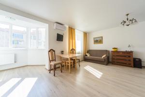 Posezení v ubytování Comfortable apartment near airport Zhulyny + 6 fotografií