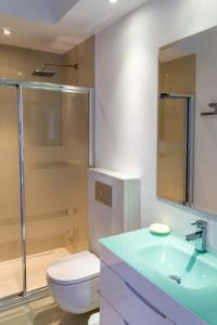 カンポスにあるMarietalandのバスルーム(トイレ、洗面台、シャワー付)