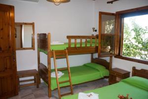 Postel nebo postele na pokoji v ubytování Patroudis House