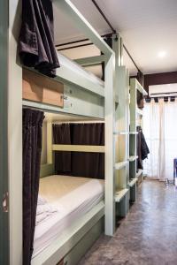 a bunk bed room with bunk beds and shelves at Yoo Yen Pen Sook in Bangkok