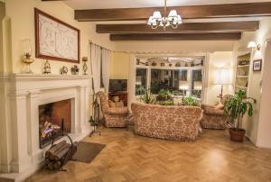 a living room with chairs and a fireplace at Hosteria Lucky Home in Mar del Plata