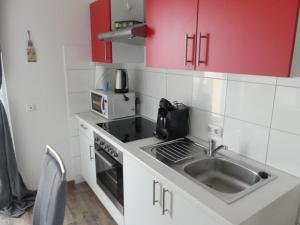 una pequeña cocina con fregadero y microondas en Ferienwohnung Anke - Apartment 5d en Heinsberg