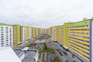 キーウにあるBright new apartment near airport Zhylaynyの多くの建物が並ぶ街並み