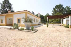 una casa con una entrada de grava delante de ella en Villa 97 by Trip2Portugal, en Alcácer do Sal