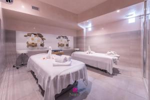 Posteľ alebo postele v izbe v ubytovaní Hotel Norat Marina & Spa 4* Superior