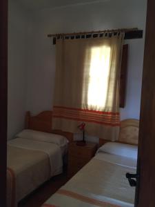 A bed or beds in a room at Camping El Balcon de Pitres