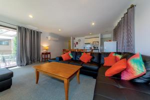 una sala de estar con un sofá y una mesa en Condo 105 @ Horizons Golf Resort - Salamander Bay NSW, en Salamander Bay